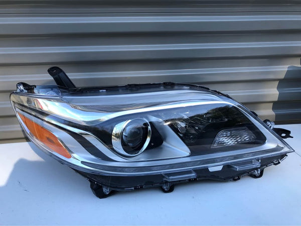 Headlight Right Side for 2015-2020 Toyota Sienna Limited / XLE w/ LED DRL