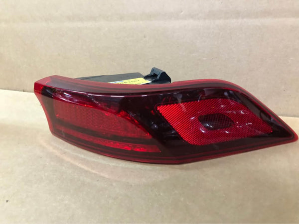 Right Passenger Side Tail Light Fits 22-24 Kia Carnival