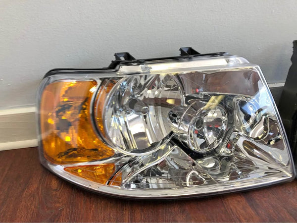 2003 2004 2005 2006 Ford Expedition Passenger Side Headlight